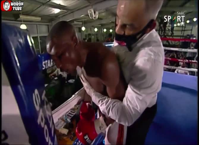 Video :A boxer battles a phantom opponent before passing out